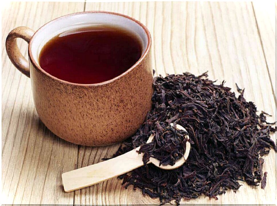 a cup of black tea to treat swollen eyelids