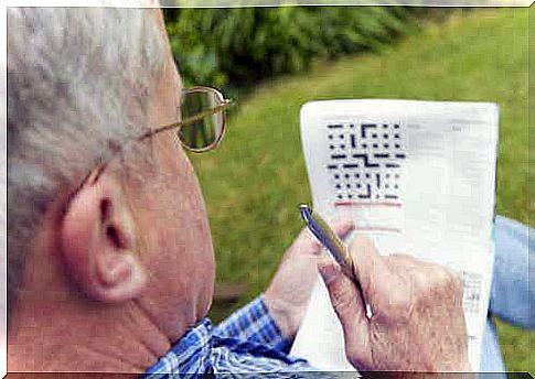 A man who solves a crossword puzzle.