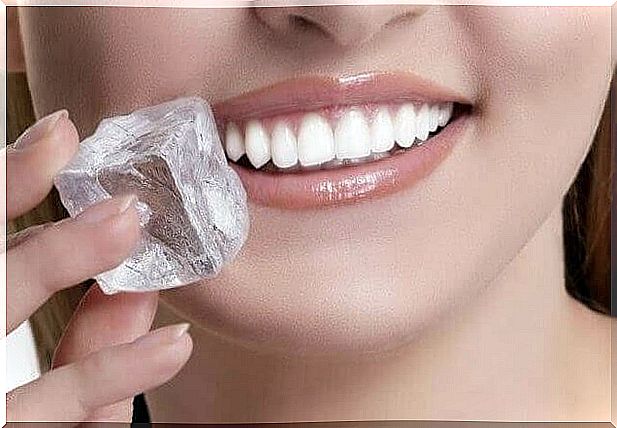 Applications for ice cubes: Get rid of wrinkles and pimples