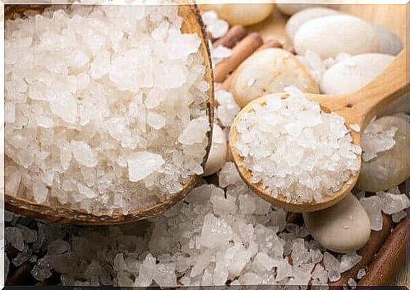 Sea salt removes dandruff and dead skin cells