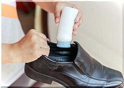 Talcum powder in the shoes