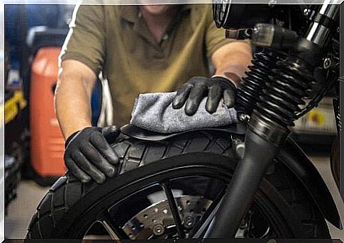 A person who cleans a tire.