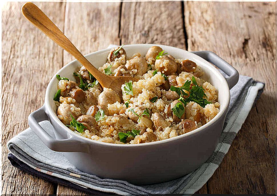 Quinoa risotto with mushrooms, chicken and leeks