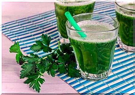 Parsley smoothie to detoxify your body completely