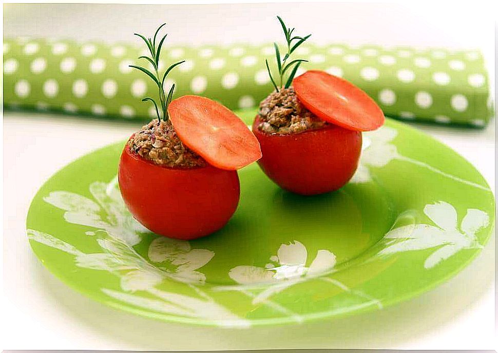 Tomatoes stuffed with tuna: A light and delicious meal