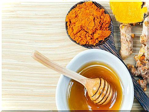 Treatment with turmeric and honey for joint pain