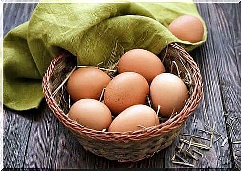 Basket with eggs.