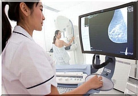 A doctor looking for mastalgia on the screen.